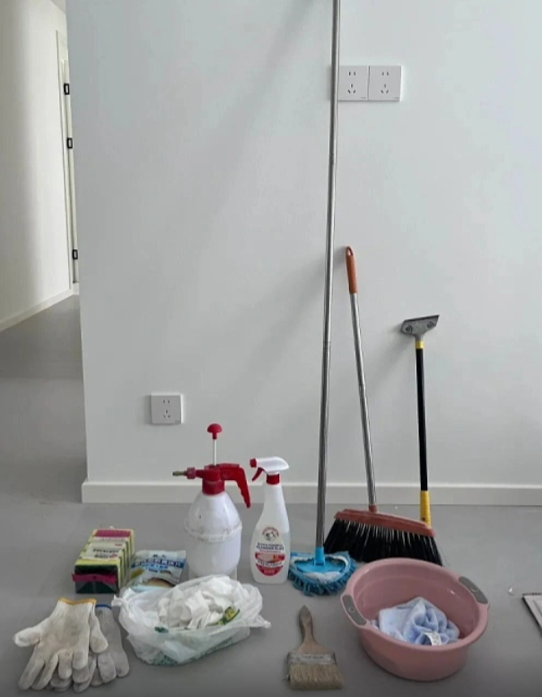 开荒保洁上门费用中的工具与清洁剂耗材实拍